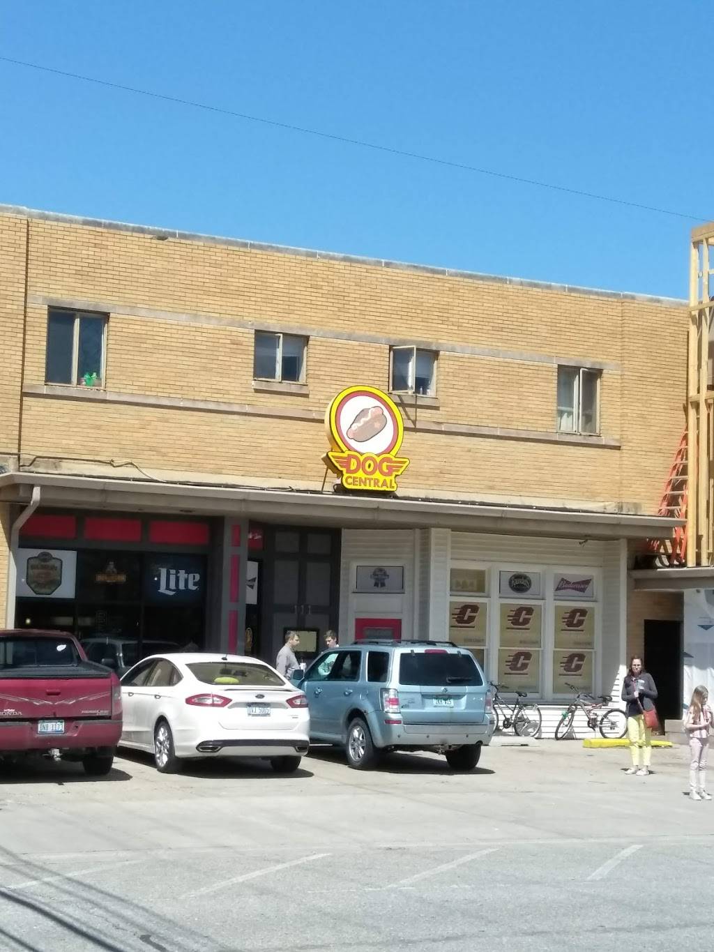 Dog Central | restaurant | 111 E Michigan St, Mt Pleasant, MI 48858, USA | 9893173076 OR +1 989-317-3076