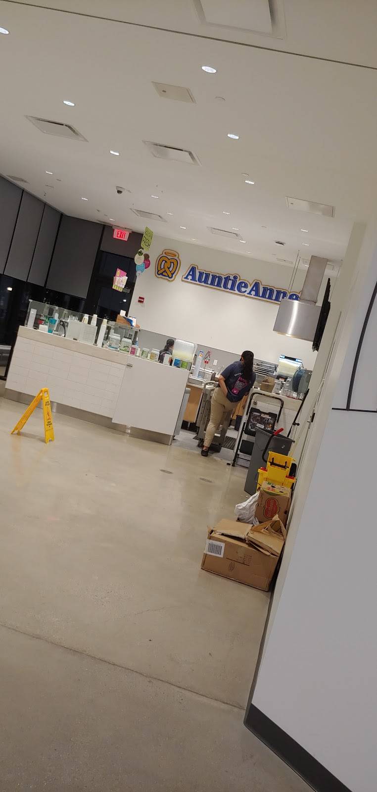 Planet Smoothie / Auntie Annes Pretzels | restaurant | 100 Institute Rd, Worcester, MA 01609, USA | 5088315253 OR +1 508-831-5253