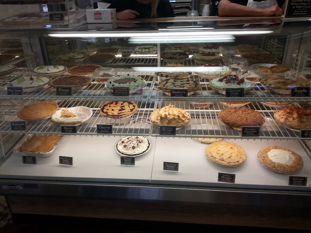 Babes Chicken Dinner House | restaurant | 104 N Oak St, Roanoke, TX 76262, USA | 8174912900 OR +1 817-491-2900