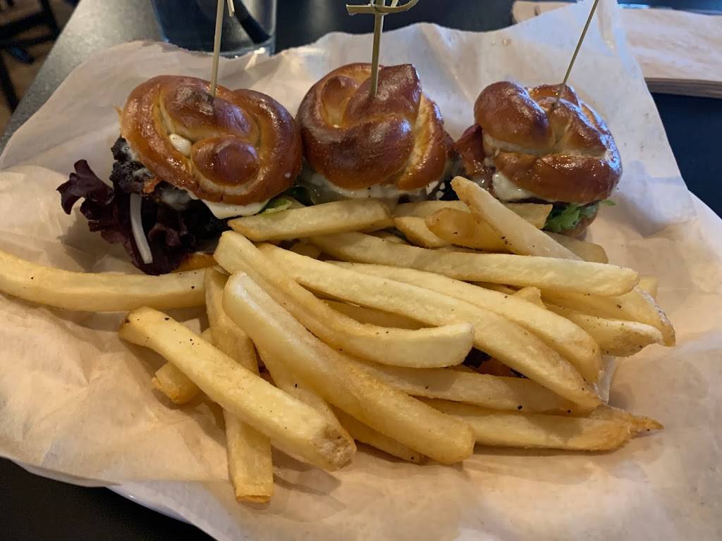 Third Base Pint House | restaurant | 9215 Dublin Rd, Powell, OH 43065, USA | 6145537564 OR +1 614-553-7564