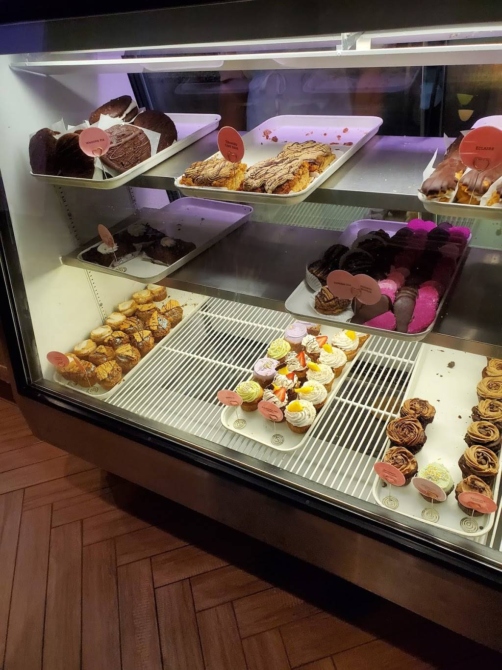 Erin McKennas Bakery | bakery | 1642 E Buena Vista Dr B, Orlando, FL 32830, USA | 8554622292 OR +1 855-462-2292