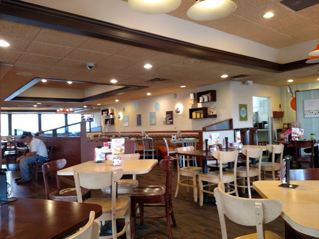Village Inn | bakery | 7381 W Alameda Ave, Lakewood, CO 80226, USA | 3032327682 OR +1 303-232-7682