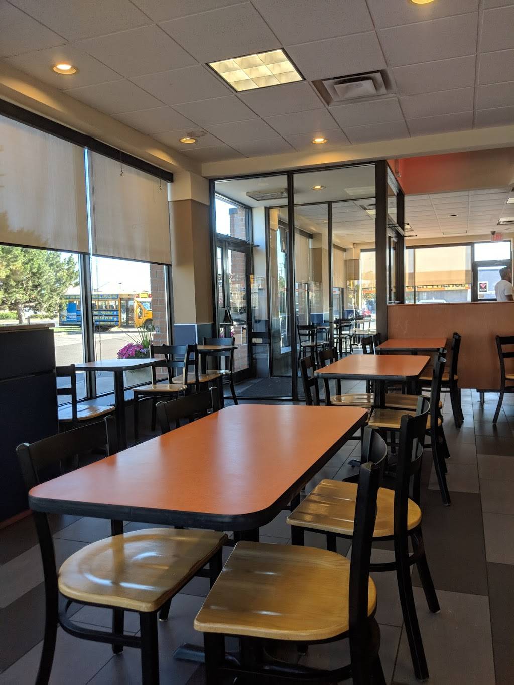 Harveys | restaurant | 2077 Royal Windsor Dr, Mississauga, ON L5J 1K5, Canada | 9058228616 OR +1 905-822-8616