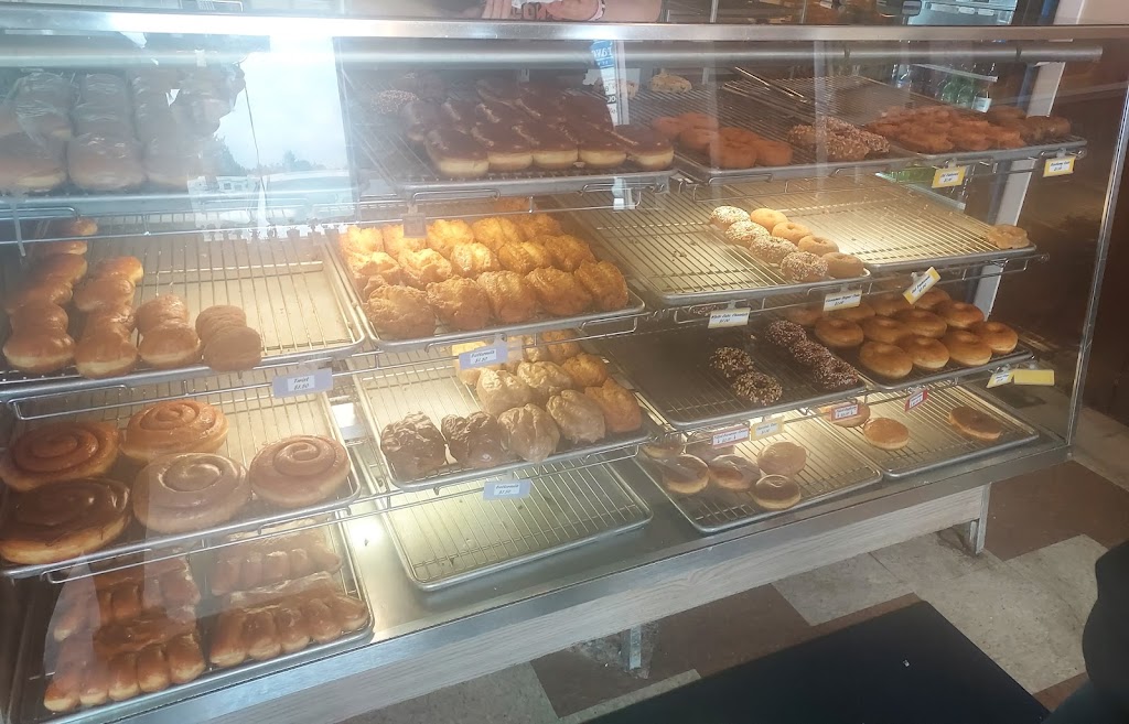 Big Dog Donuts and Deli | restaurant | 1136 US-101, Florence, OR 97439, USA | 5419978630 OR +1 541-997-8630