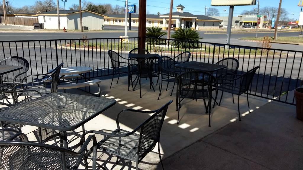 Golden Chick | meal takeaway | 508 N Oak St, Pearsall, TX 78061, USA | 8303342025 OR +1 830-334-2025