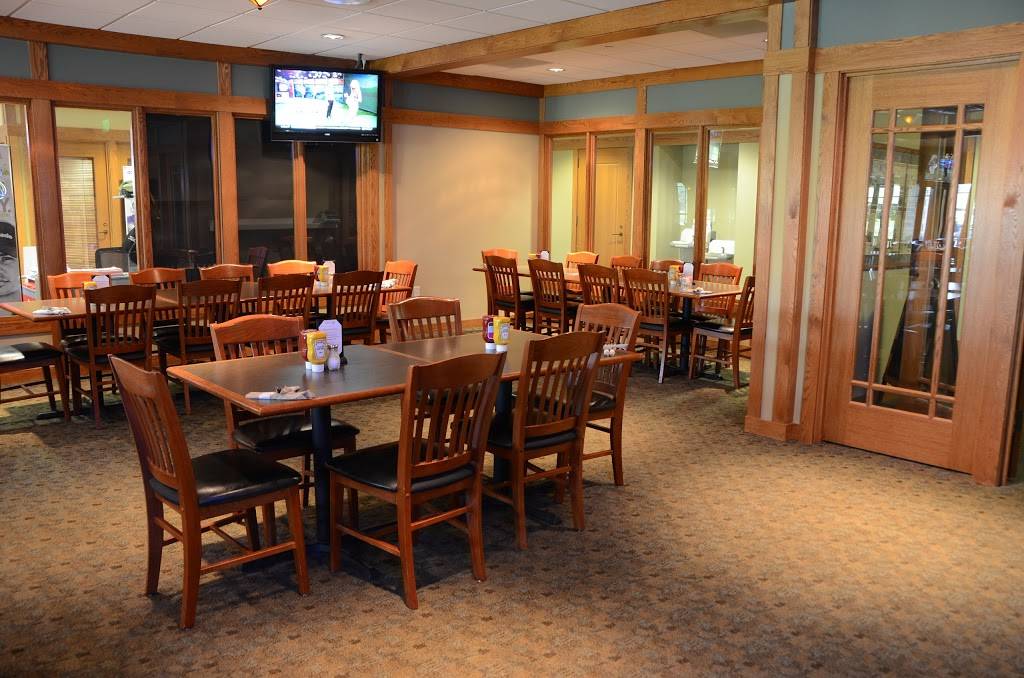 Divots! Bar & Grill | restaurant | 1900 Country Club Dr, Coralville, IA 52241, USA | 3192489300 OR +1 319-248-9300