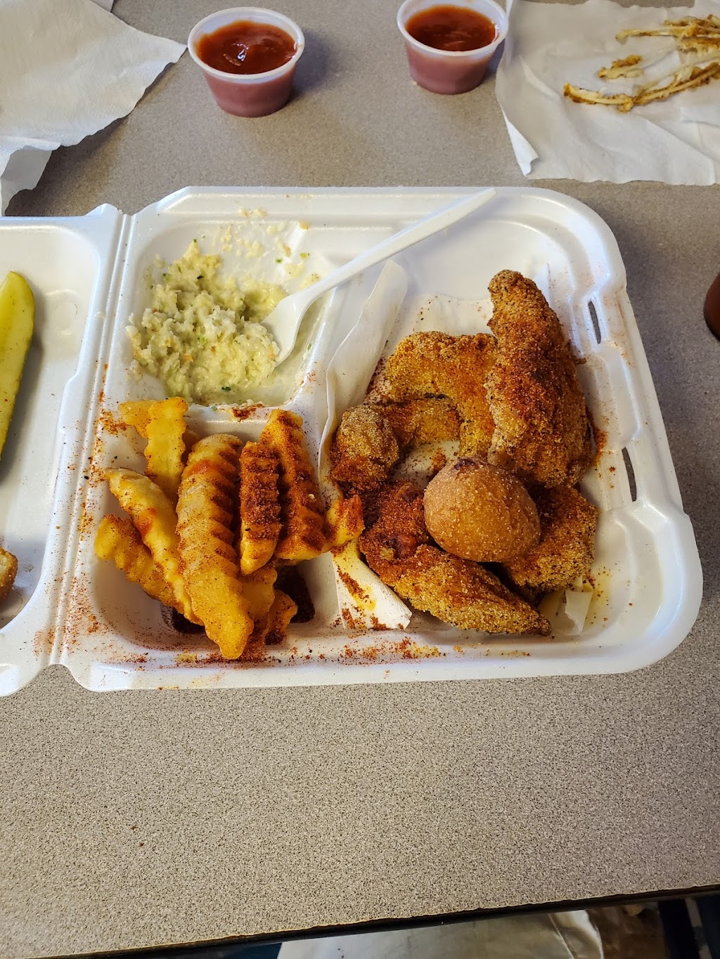 Kristis Kitchen and White and Son Fish Market | restaurant | 409 Main St, Des Arc, AR 72040, USA | 8702564450 OR +1 870-256-4450