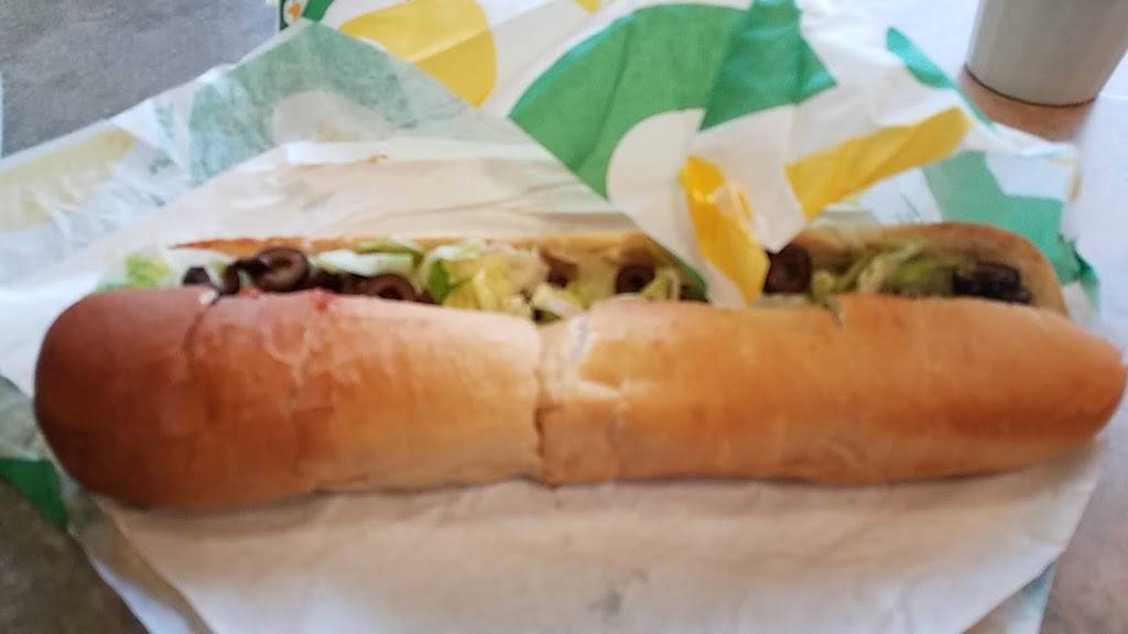 Subway | restaurant | 395 Main St, East Hartford, CT 06118, USA | 8605698001 OR +1 860-569-8001