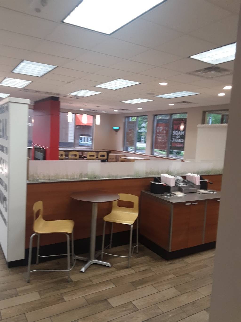 Wendys | restaurant | 9145 University Blvd, North Charleston, SC 29406, USA | 8435692032 OR +1 843-569-2032