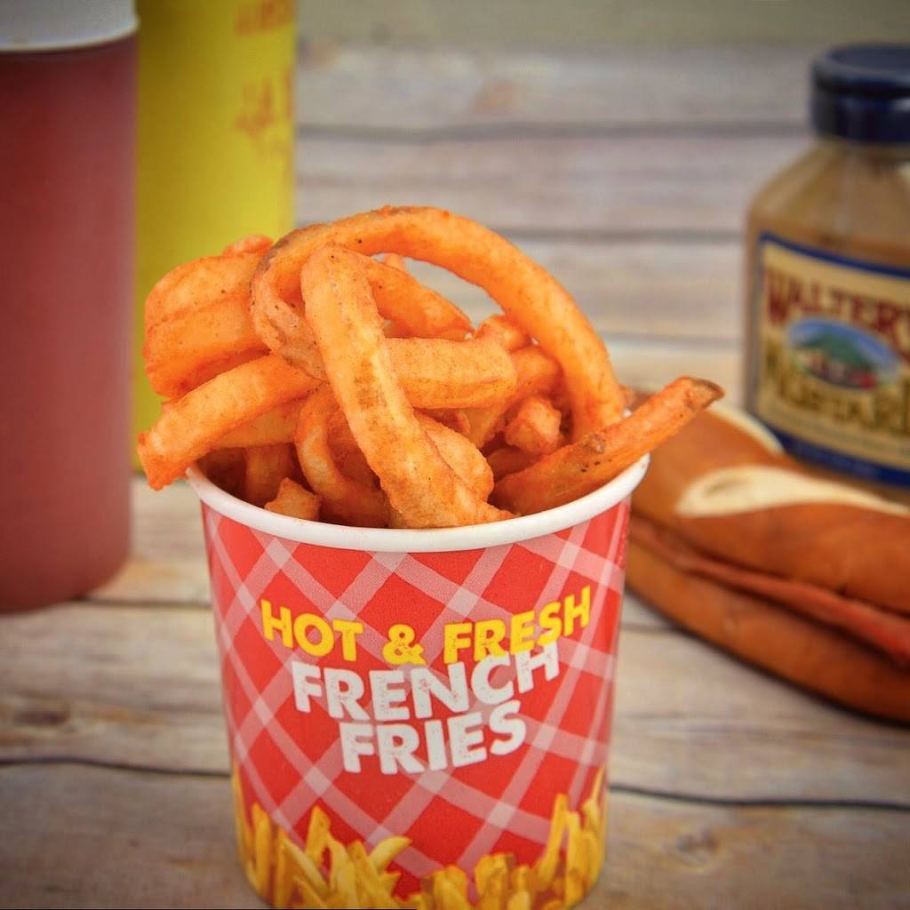 Walters Hot Dogs | restaurant | 200 Commons Park S, Stamford, CT 06902, USA | 9145005029 OR +1 914-500-5029