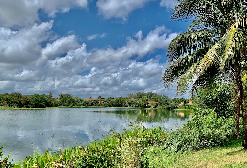 Cou8ntry Lake Park | restaurant | 19525 NW 87th Ave, Hialeah, FL 33015, USA | 3058232414 OR +1 305-823-2414
