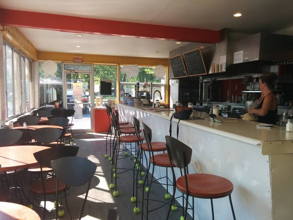 Resto Le Charlot | restaurant | 96 QC-202, Venise-en-Québec, QC J0J 2K0, Canada | 4505555555 OR +1 450-555-5555