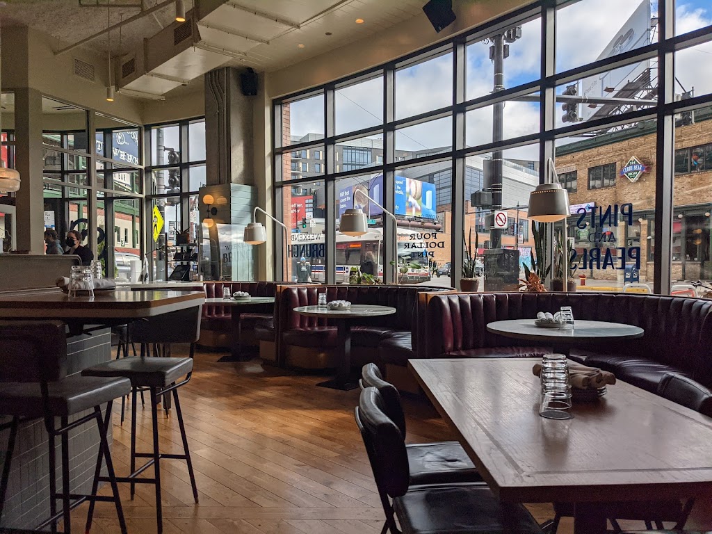 Swift & Sons Tavern & Oyster Bar - Wrigleyville | restaurant | 3600 N Clark St, Chicago, IL 60613, USA | 7733600207 OR +1 773-360-0207