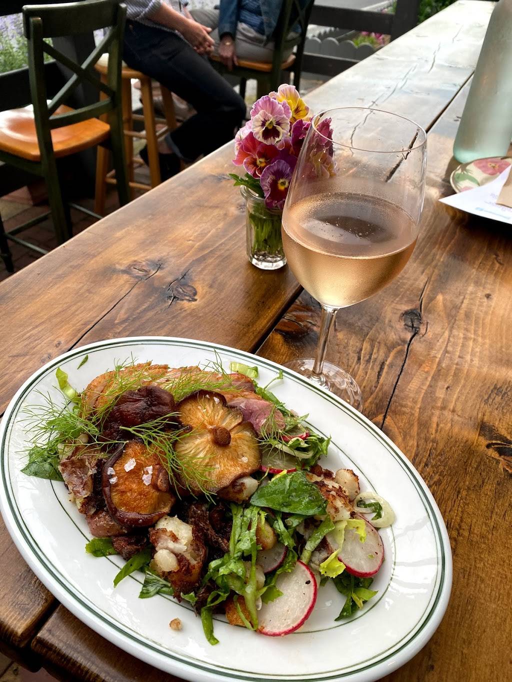 Seaweeds | restaurant | 16 Kennebec Ave, Oak Bluffs, MA 02557, USA | 5083387954 OR +1 508-338-7954