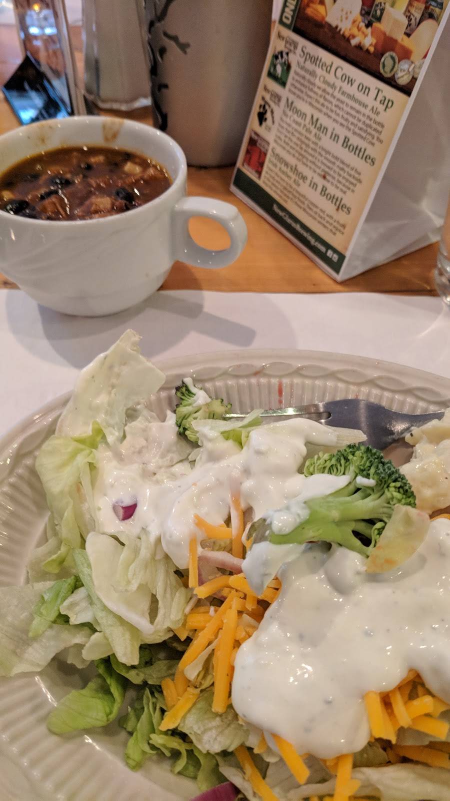 Tracks Bar and Family Dining | restaurant | W7916 Carlton Rd, Spooner, WI 54801, USA | 7156353399 OR +1 715-635-3399