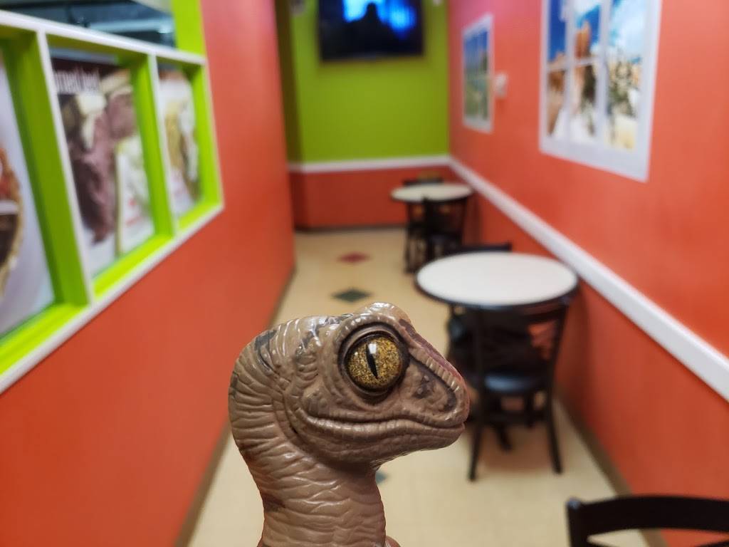 Freshlys Gyros & Cornedbeef | restaurant | 34500 Euclid Ave, Willoughby, OH 44094, USA | 4409464100 OR +1 440-946-4100