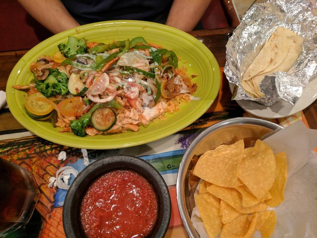 Los Tres Magueyes | restaurant | 10120 Green Level Church Road, Cary, NC 27519, USA | 9192675444 OR +1 919-267-5444