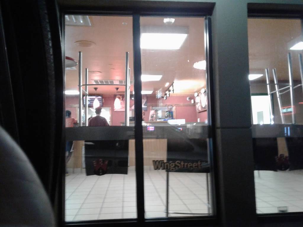 Pizza Hut | restaurant | 227 W University Dr, Denton, TX 76201, USA | 9403831670 OR +1 940-383-1670