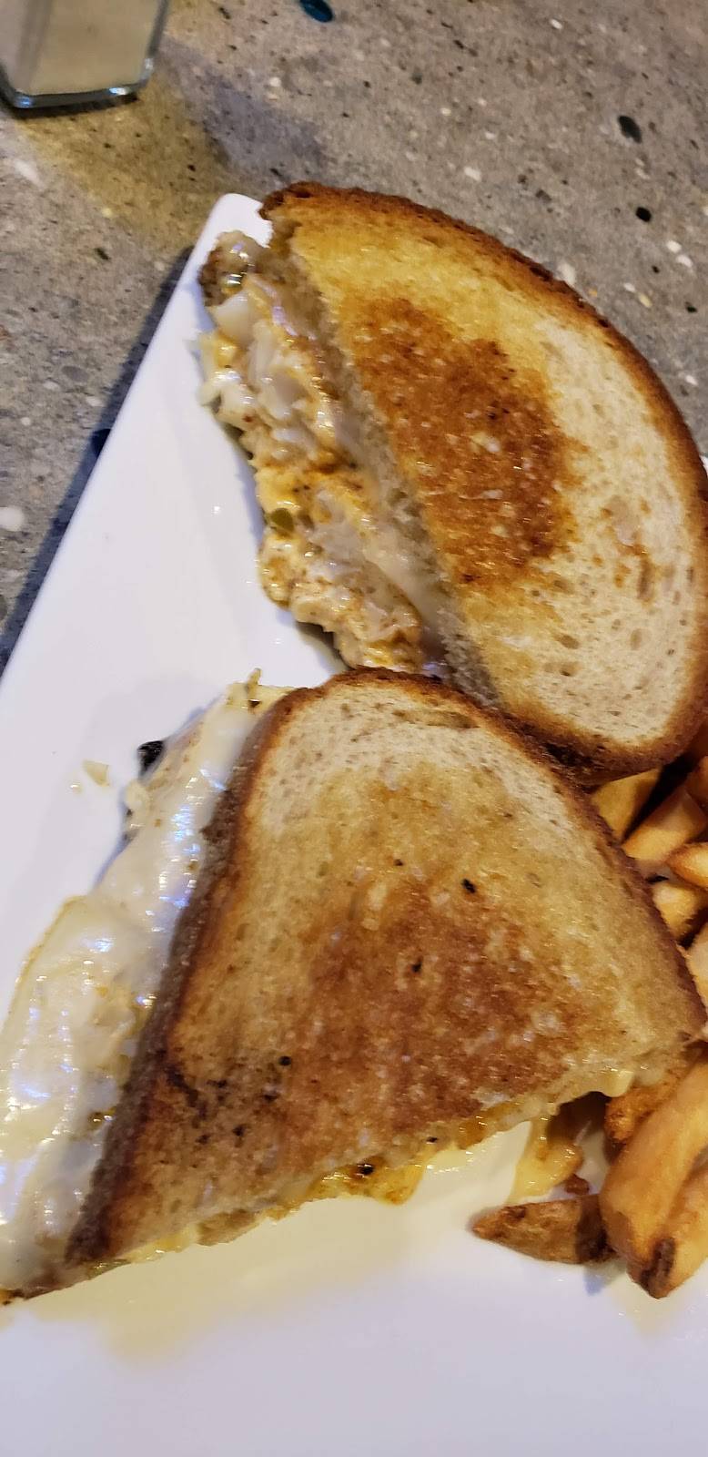 Halfway Down | restaurant | 153 Woodcleft Ave, Freeport, NY 11520, USA | 5166080700 OR +1 516-608-0700