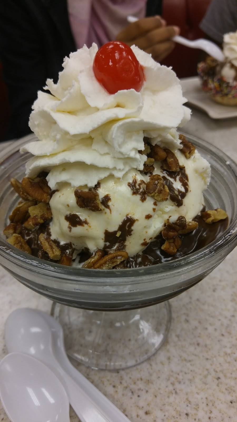 Oberweis Ice Cream and Dairy Store | restaurant | 515 Roosevelt Rd, Glen Ellyn, IL 60137, USA | 6308580234 OR +1 630-858-0234