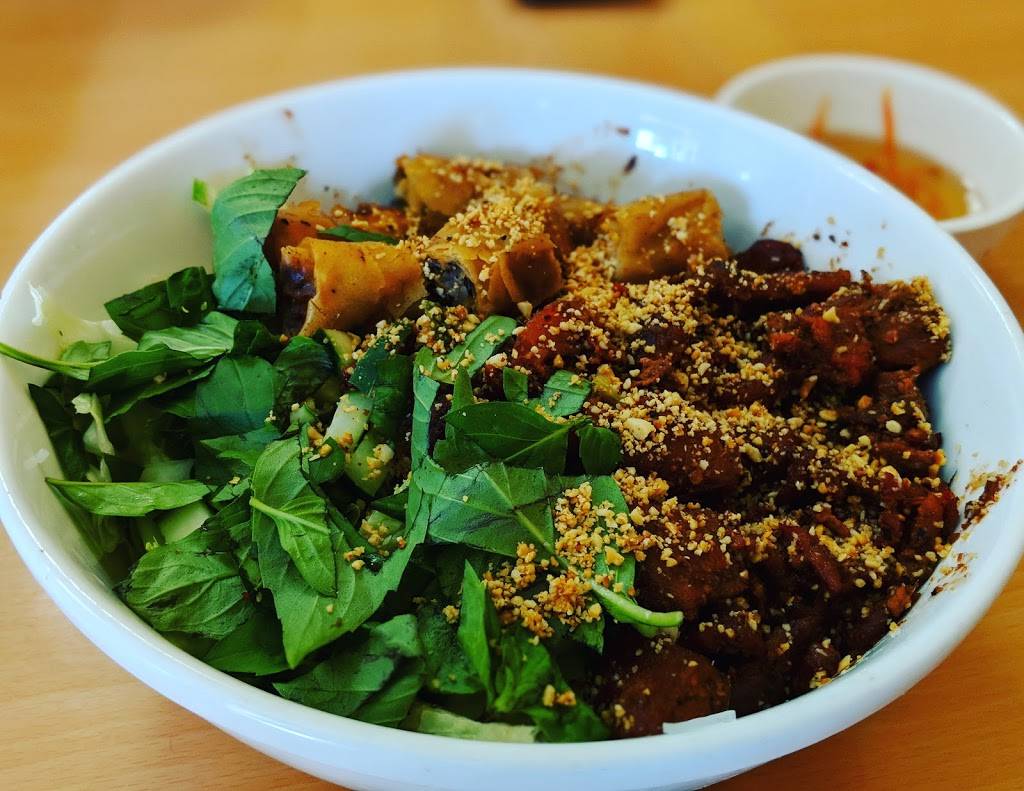 Pho Hong Thom | restaurant | 48 Wood Ave, Bridgeport, CT 06605, USA | 2036901533 OR +1 203-690-1533