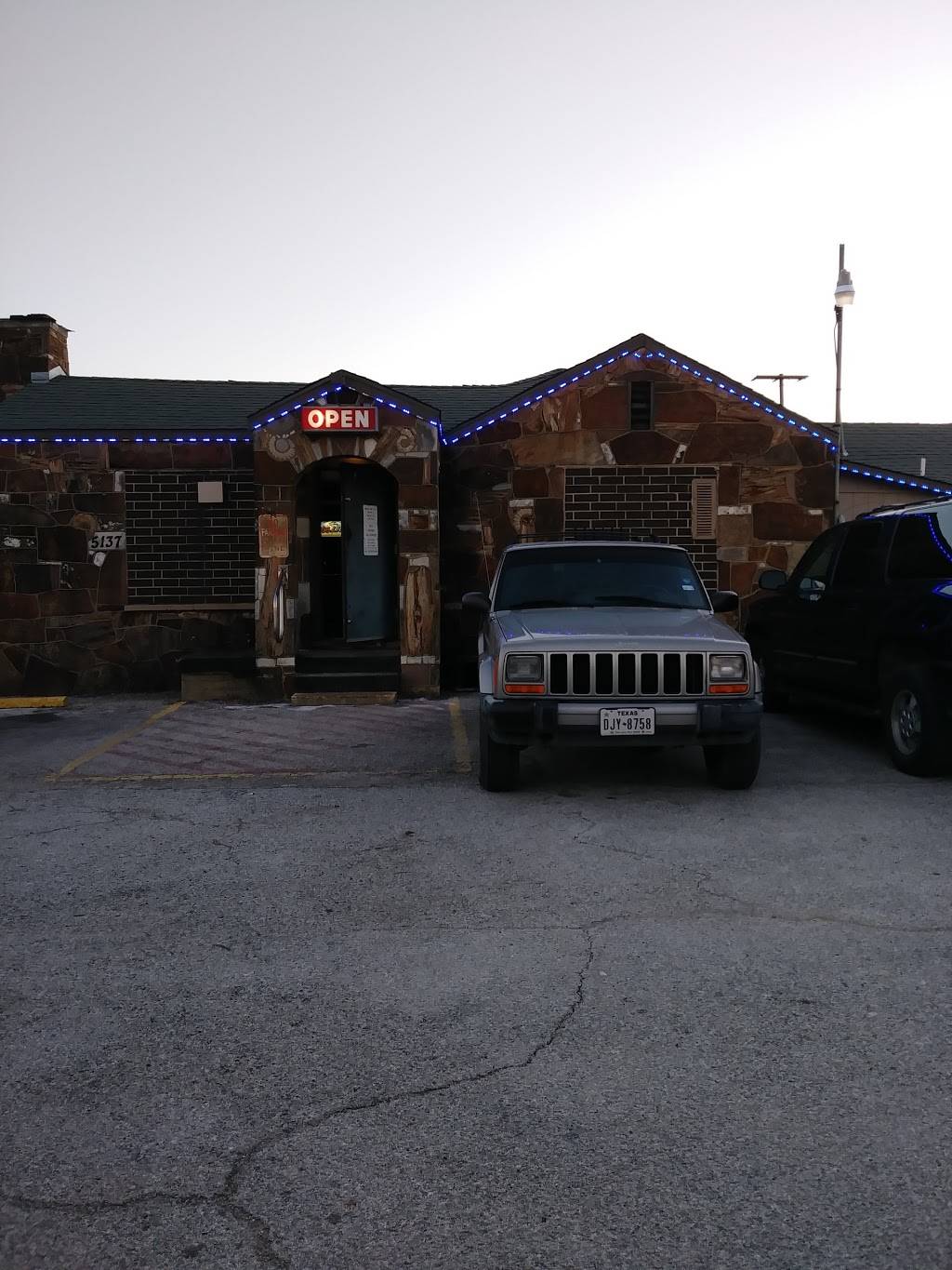 Tricias Rock House | restaurant | 5137 Azle Ave, Fort Worth, TX 76114, USA | 8177409799 OR +1 817-740-9799