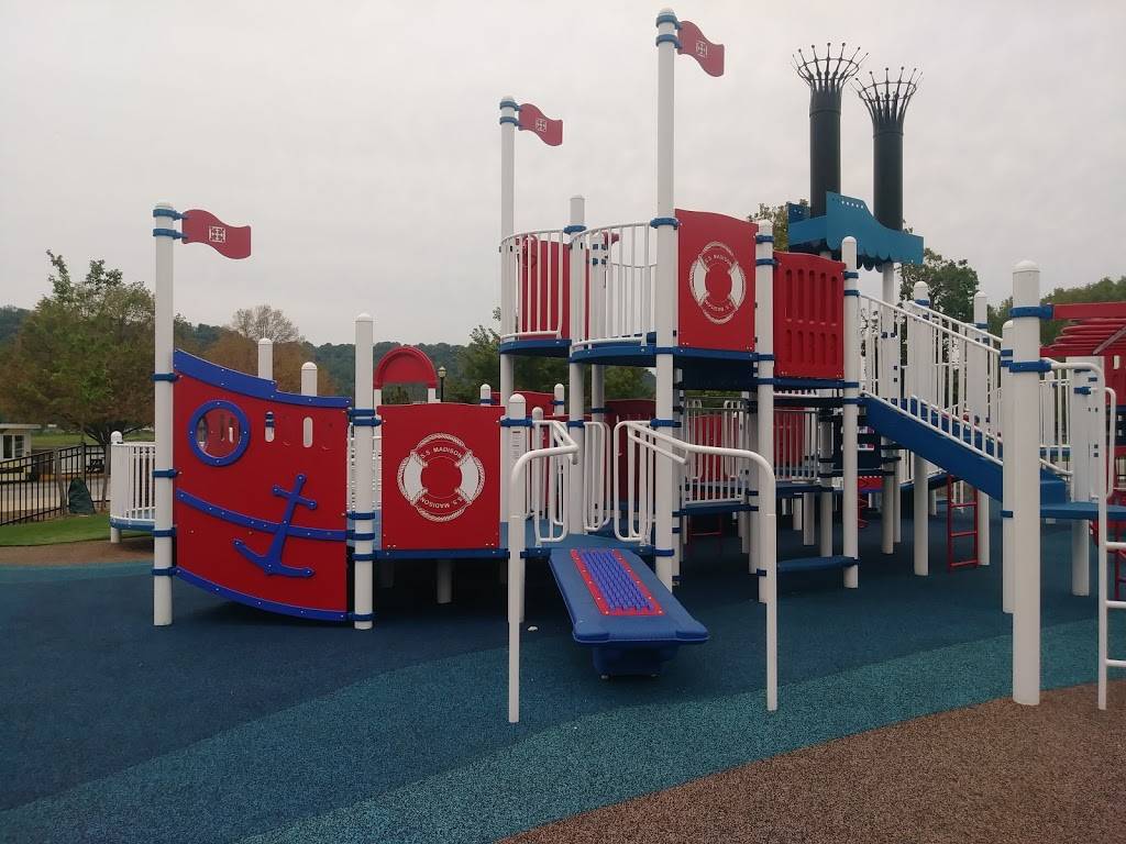 Rivercrest Lighthouse Marina Restaurant and Lounge | restaurant | 375 W Vaughn Dr, Madison, IN 47250, USA | 8122653280 OR +1 812-265-3280