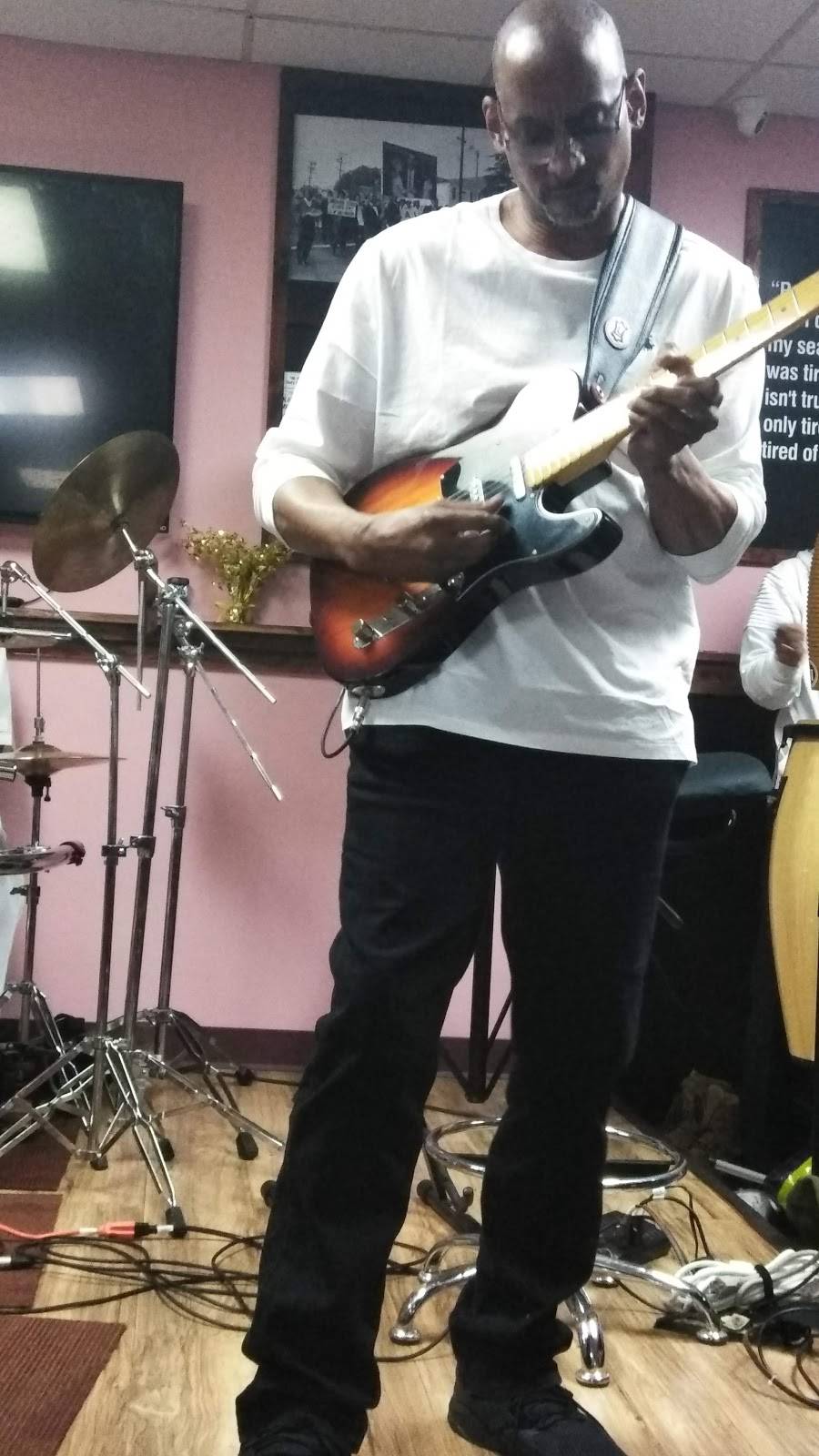 Annies Wall Street Restaurant | restaurant | 3216 E 93rd St, Cleveland, OH 44104, USA | 2164292339 OR +1 216-429-2339