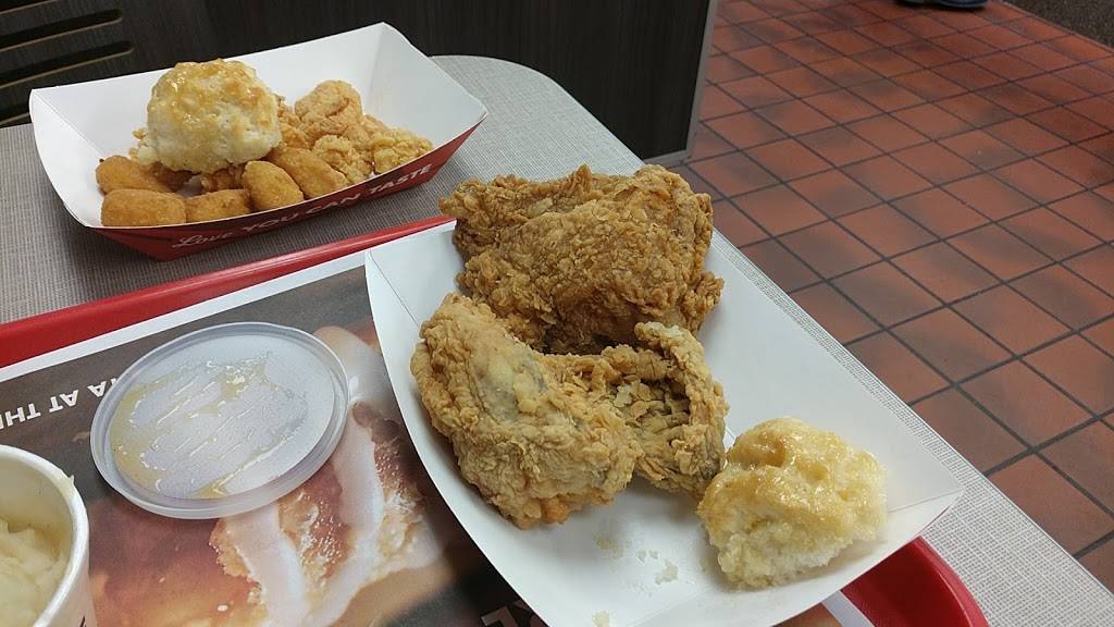 Churchs Chicken | restaurant | 201 SE 29th St, Topeka, KS 66605, USA | 7852672888 OR +1 785-267-2888