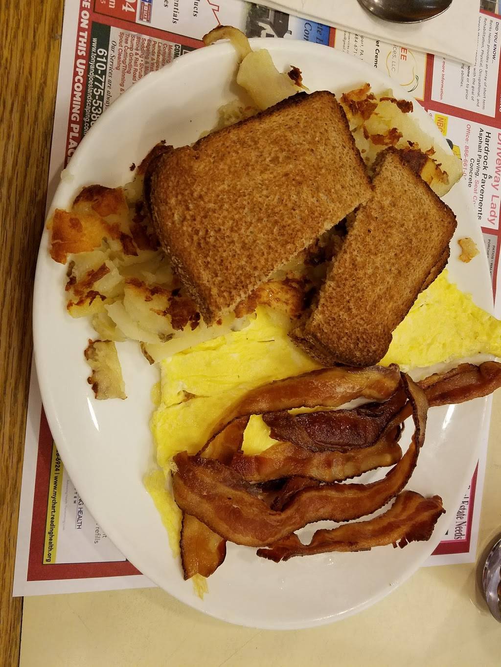 Crossroads Family Restaurant | restaurant | 4643 Pottsville Pike, Reading, PA 19605, USA | 6109269002 OR +1 610-926-9002