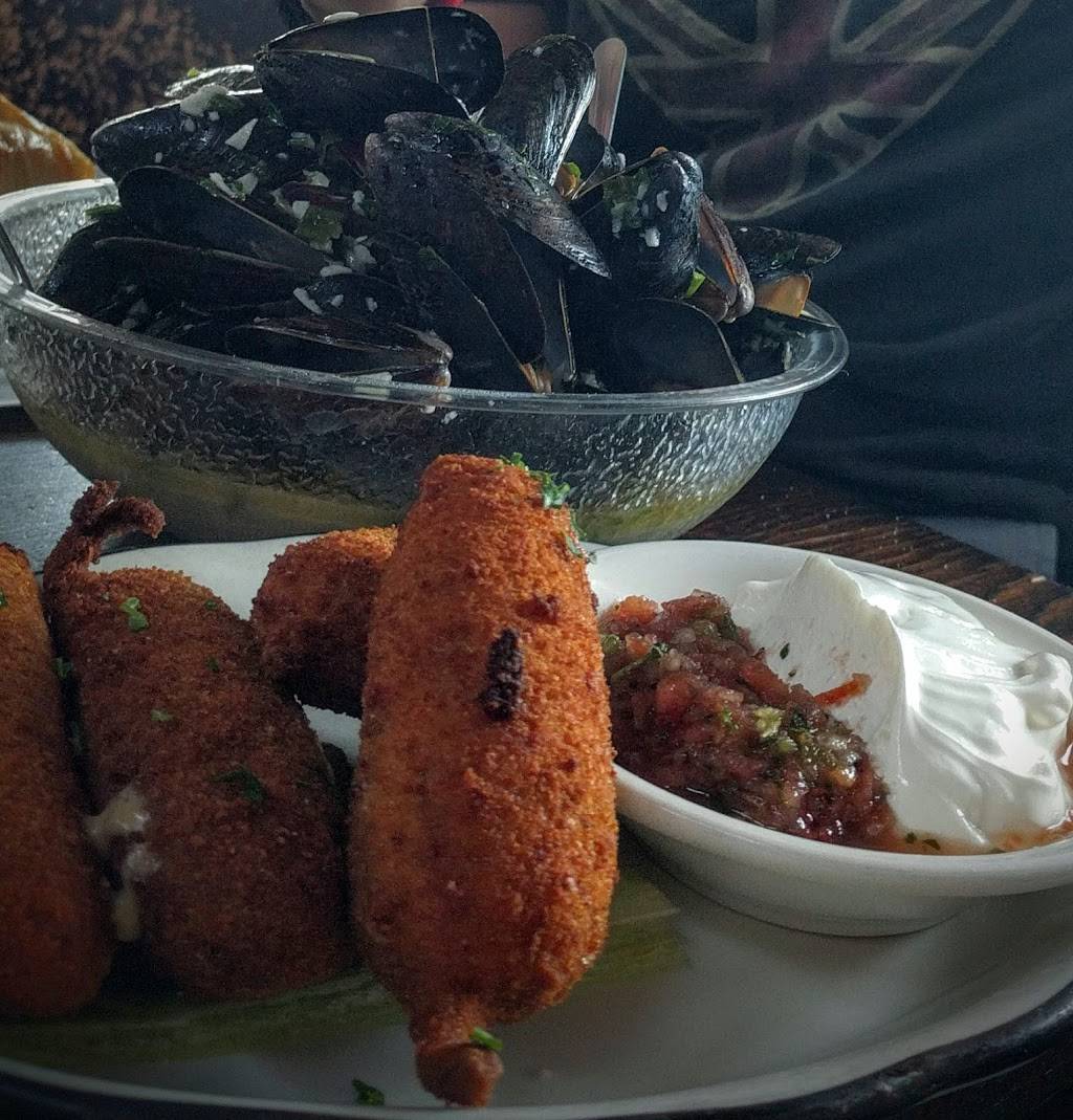 The Dock Bar & Grill | restaurant | 482 W Lake Dr, Montauk, NY 11954, USA | 6316689778 OR +1 631-668-9778