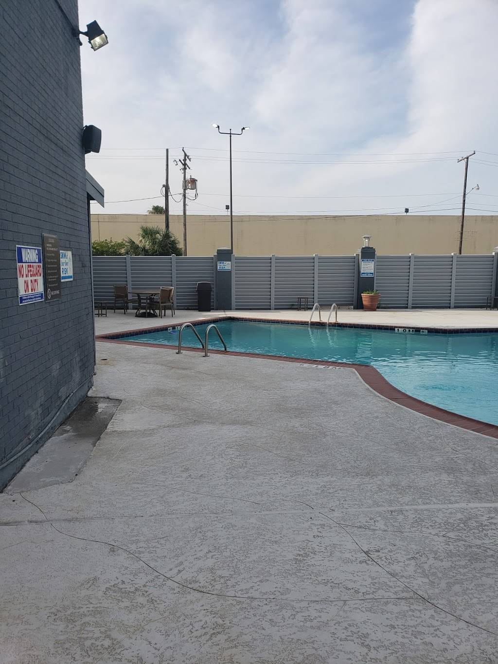 Round House Bar and Grill | restaurant | 2261 N Causeway Blvd, Metairie, LA 70001, USA | 5042242466 OR +1 504-224-2466