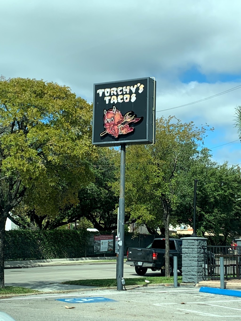Torchys Tacos | restaurant | 2411 S Shepherd Dr, Houston, TX 77019, USA | 7135958226 OR +1 713-595-8226