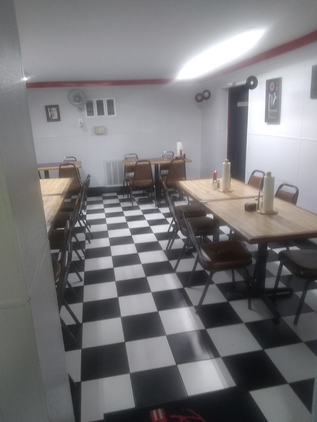 Dixie Dog Drive In | restaurant | 1610 S Main St, Perryton, TX 79070, USA | 8064353512 OR +1 806-435-3512