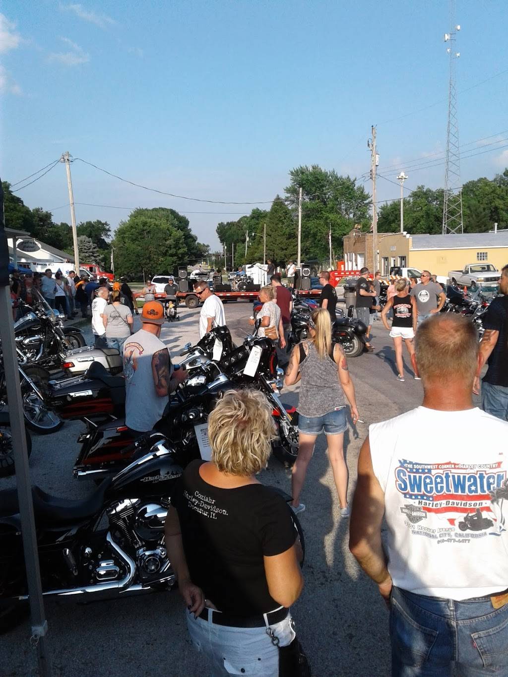 Pudocks Hideout - Bar & Grill | restaurant | 207 E Main St, Thayer, IL 62689, USA | 2179652273 OR +1 217-965-2273