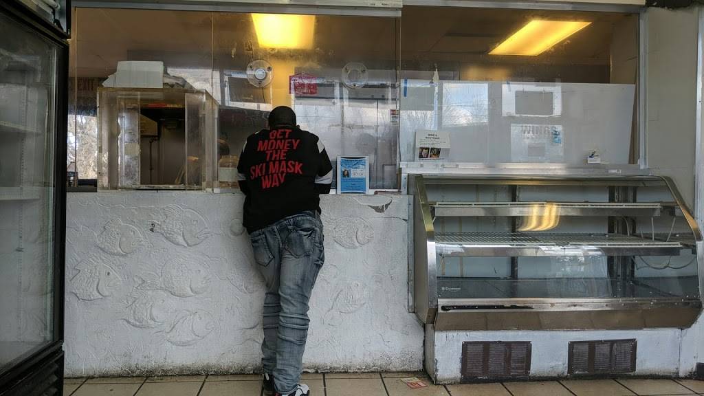 Chicago Fish & Chicken | restaurant | 1565 E Main St, Columbus, OH 43205, USA | 6142532222 OR +1 614-253-2222