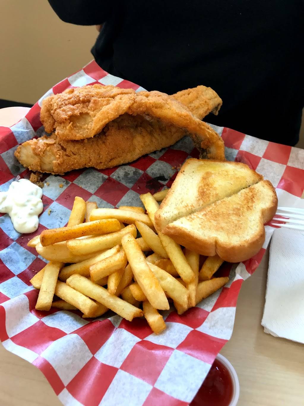 Hawks Fish & BBQ | restaurant | 3050 Williamsburg Rd, Henrico, VA 23231, USA | 8042228700 OR +1 804-222-8700