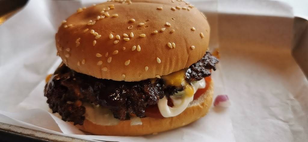 Grillies(Bayview) | restaurant | 1560 Bayview Ave, Toronto, ON M4G 3B8, Canada | 6477481236 OR +1 647-748-1236