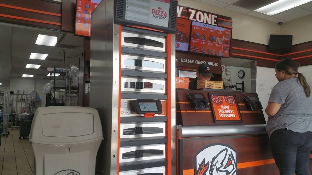 Little Caesars Pizza | meal takeaway | 7355 N Blackstone Ave, Fresno, CA 93650, USA | 5594387500 OR +1 559-438-7500
