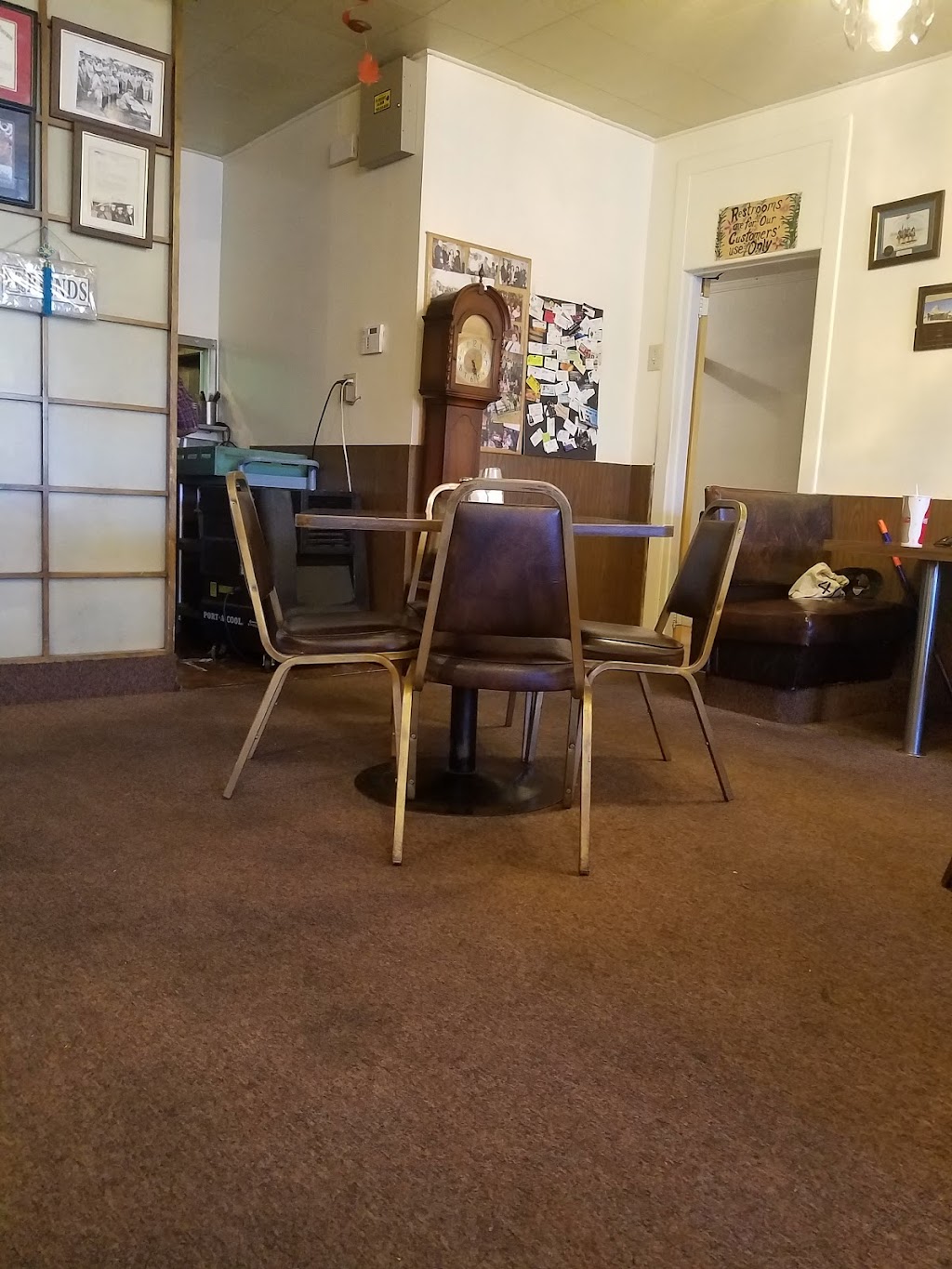 Village Cafe | restaurant | 201 E Main St, Barstow, CA 92311, USA | 7602565152 OR +1 760-256-5152