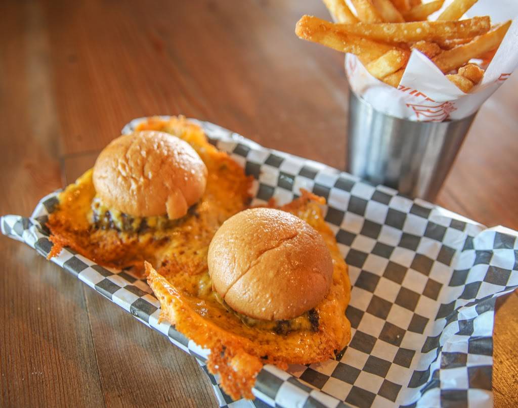 Squeeze Burger and Brew | restaurant | 856 W Benjamin Holt Dr, Stockton, CA 95207, USA | 2094732222 OR +1 209-473-2222