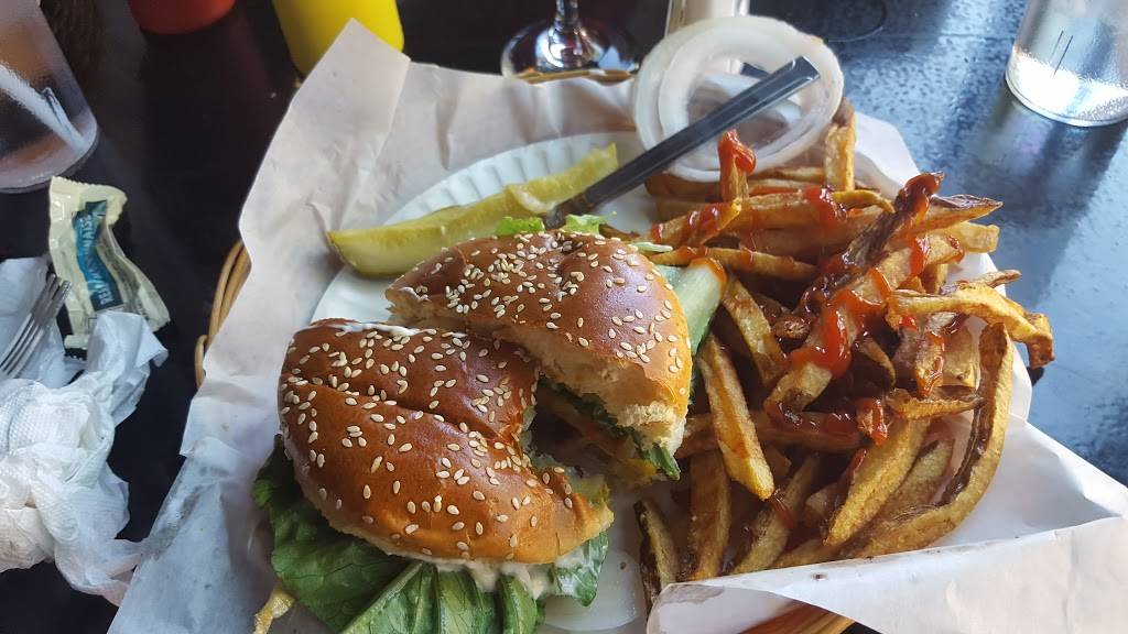 Moodys Pub | restaurant | 5910 N Broadway, Chicago, IL 60660, USA | 7733295694 OR +1 773-329-5694