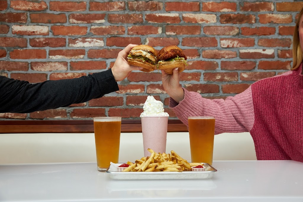 Burger Lounge | restaurant | 5950 Village Way #101, San Diego, CA 92130, USA | 8583261841 OR +1 858-326-1841