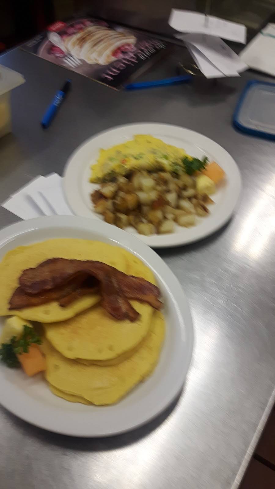 The Deluxe Restaurant | restaurant | 51 Talbot St N, Essex, ON N8M 1A3, Canada | 5197768112 OR +1 519-776-8112