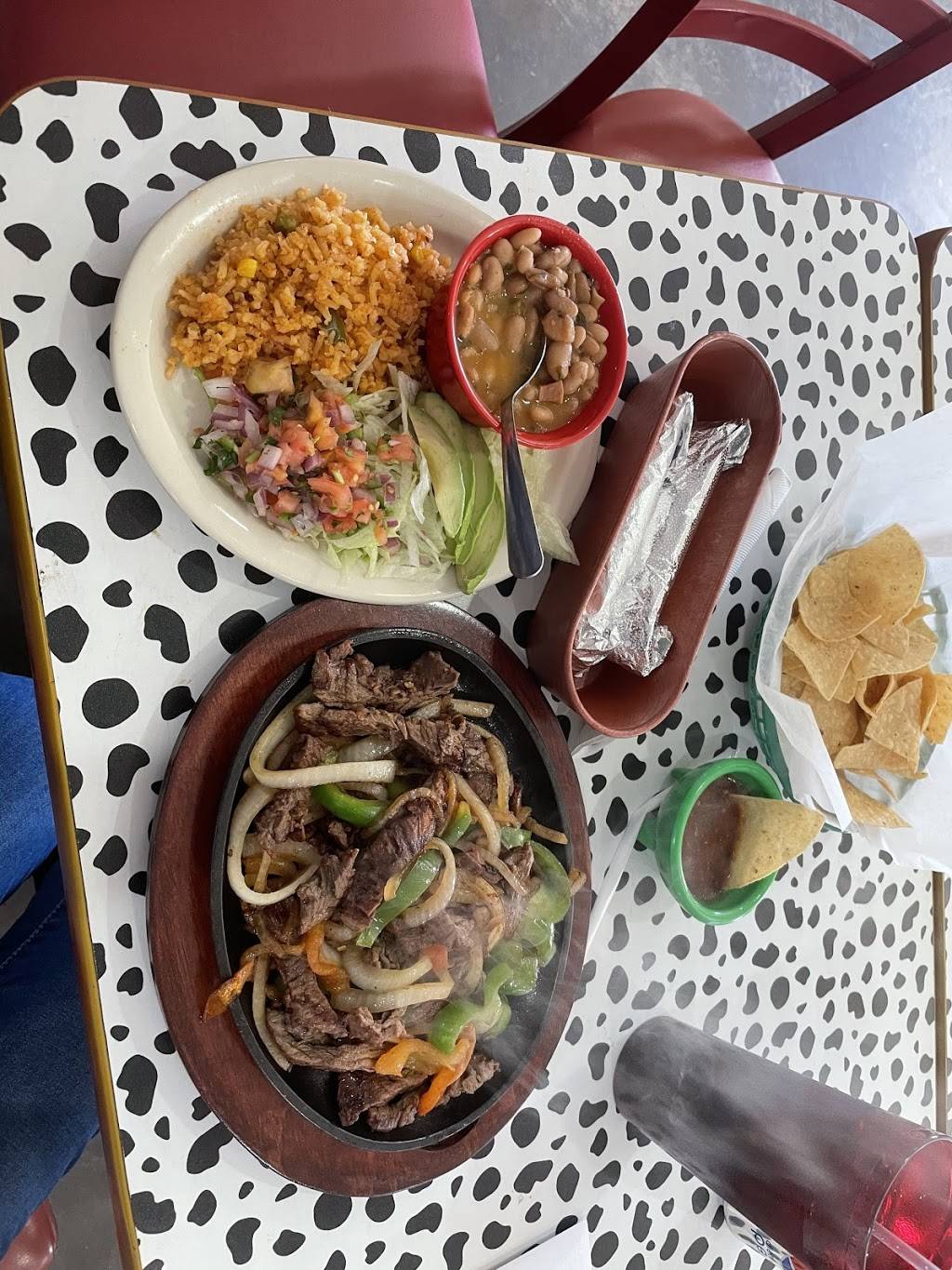 Los Caporales Mexican Restaurant | restaurant | 2802 Hwy 21 East, Paige, TX 78659, USA | 5122530055 OR +1 512-253-0055