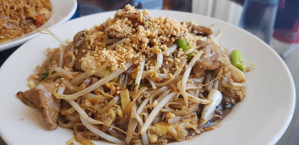 Penns Thai Kitchen | restaurant | 1800 W 14 Mile Rd, Royal Oak, MI 48073, USA | 2484358378 OR +1 248-435-8378