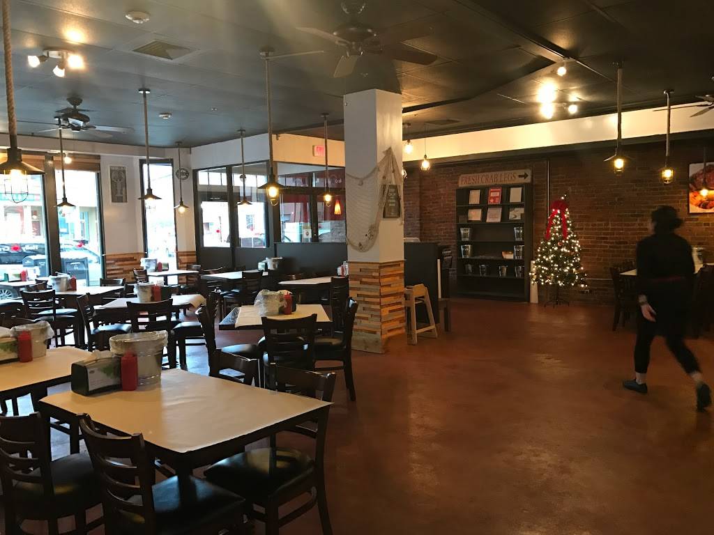 Holly Crab | restaurant | 16 Merrimack St, Lowell, MA 01852, USA | 9783237879 OR +1 978-323-7879