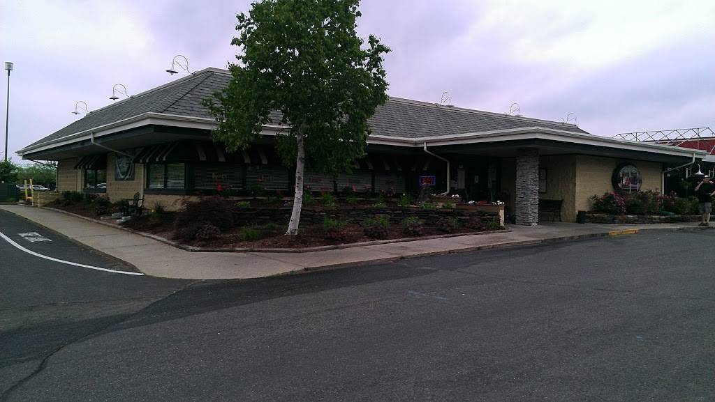 Leones | restaurant | 320 Cooley St, Springfield, MA 01128, USA | 4137834363 OR +1 413-783-4363