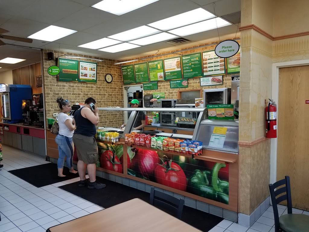 Subway | restaurant | 6311 South 13th Street, Milwaukee, WI 53221, USA | 4147629766 OR +1 414-762-9766