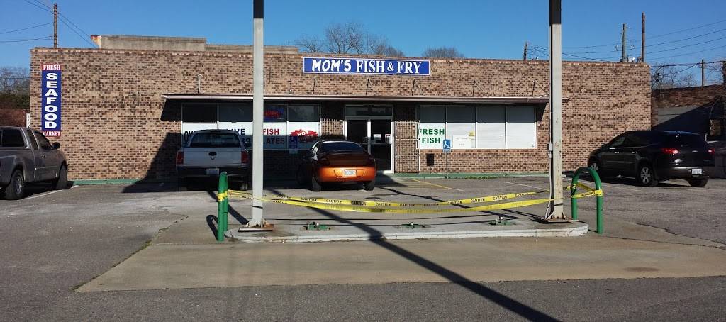 Moms Fish & Fry Seafood Restaurant | restaurant | 201 E Wilmington St, Maxton, NC 28364, USA | 9108442270 OR +1 910-844-2270